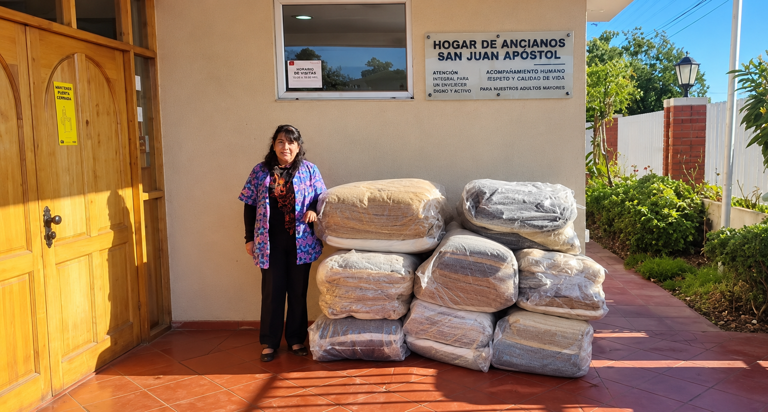 Donación de mantas al hogar de ancianos Donación de mantas al hogar de ancianos